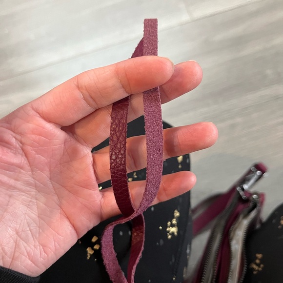 Maroon colored leather crossbody purse in excellent used condition - Picture 4 of 6